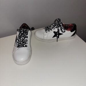 Torrid x Betsey Johnson White Glitter Star Distressed Sneaker, VGUC, Size 6.5